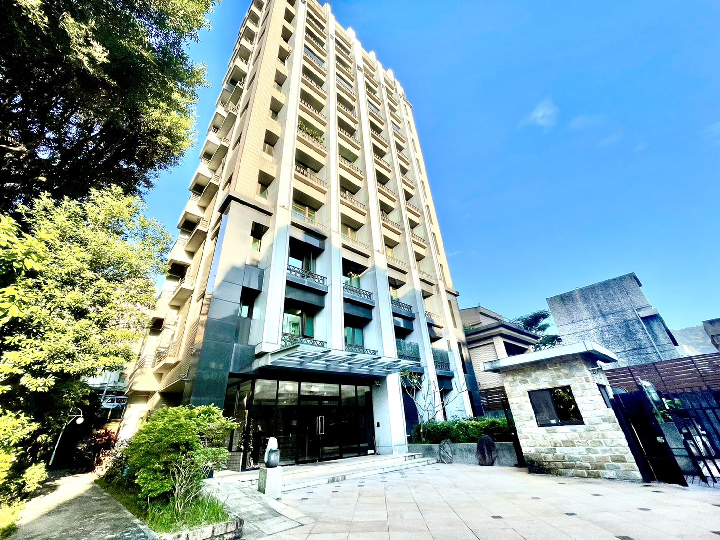 超稀有信義區捷運裝潢絕美有陽台套房