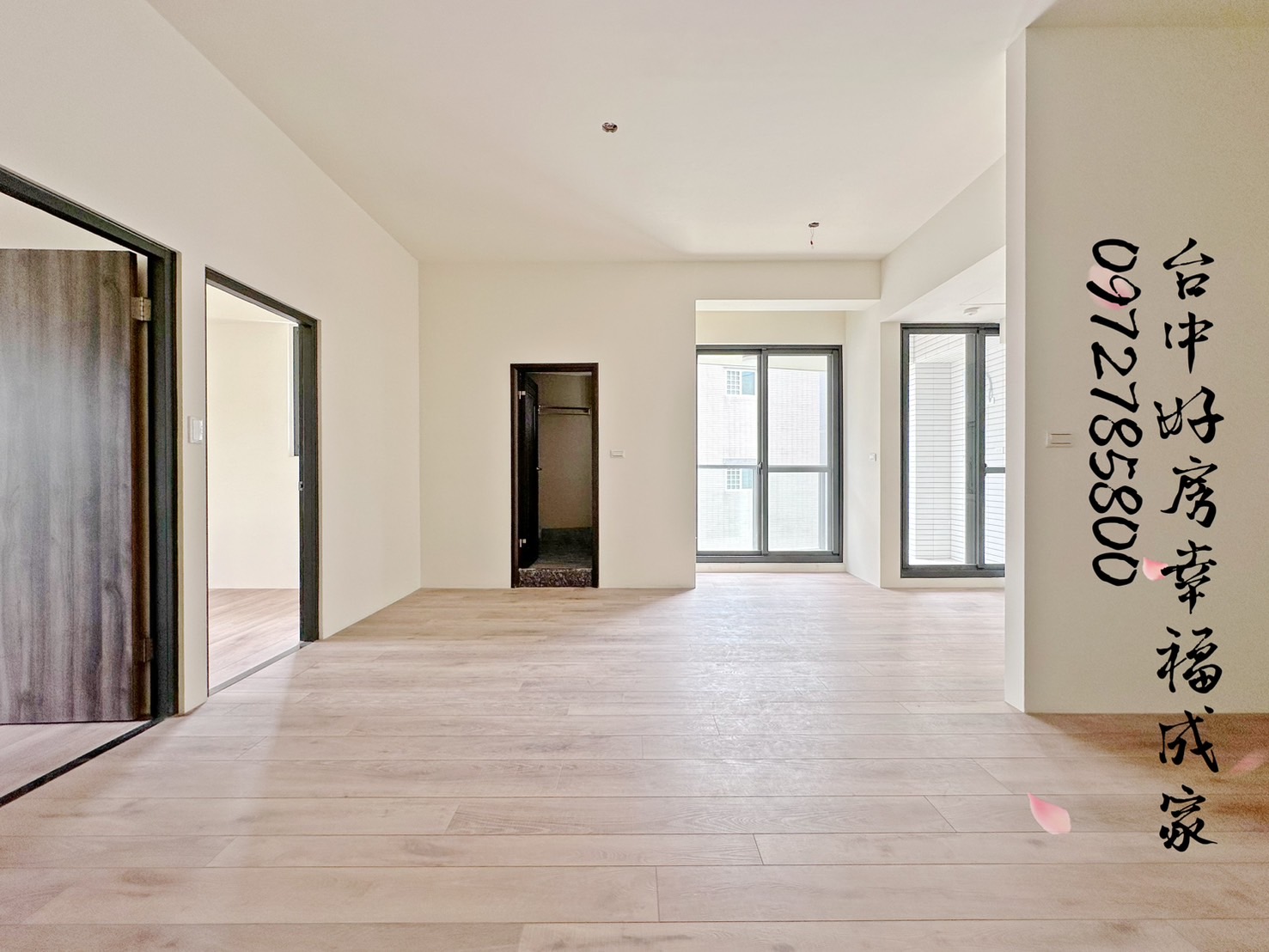 北屯10期~全新1年屋~2+1房附車