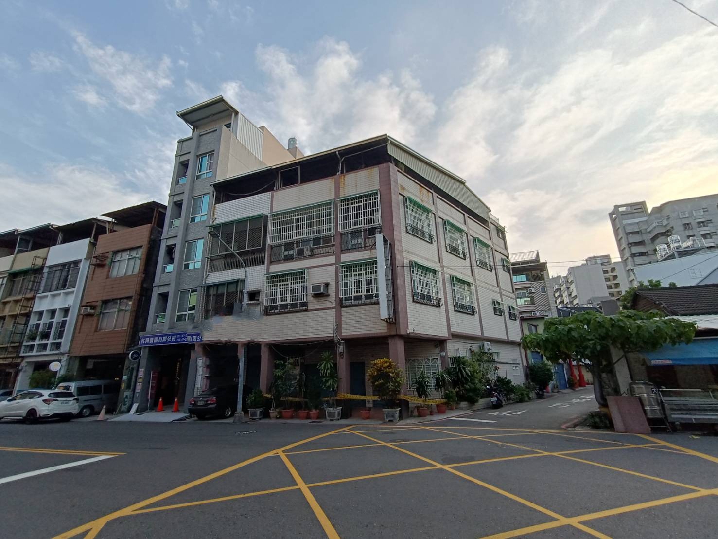 市中心大面寬三角窗適合診所,超商