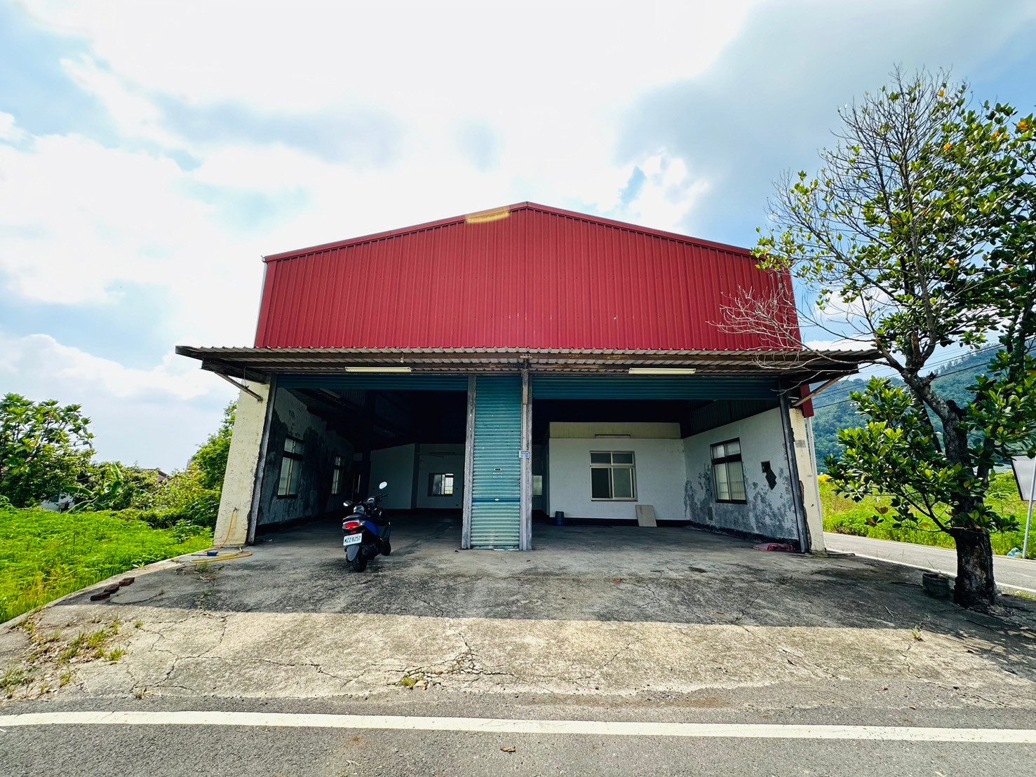 美濃花海雙面臨路合法農舍