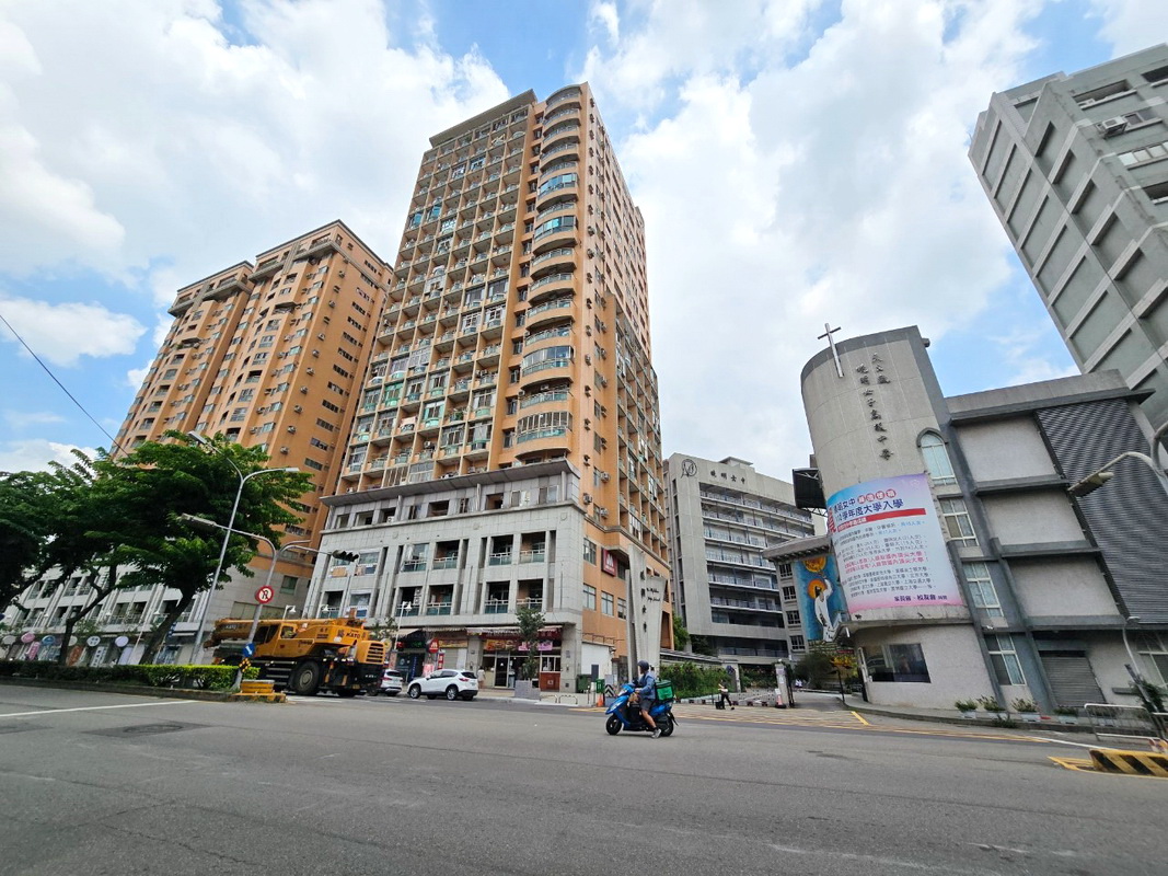 低總價，一次買兩個捷運小店面，穩定收租，曉明女中旁