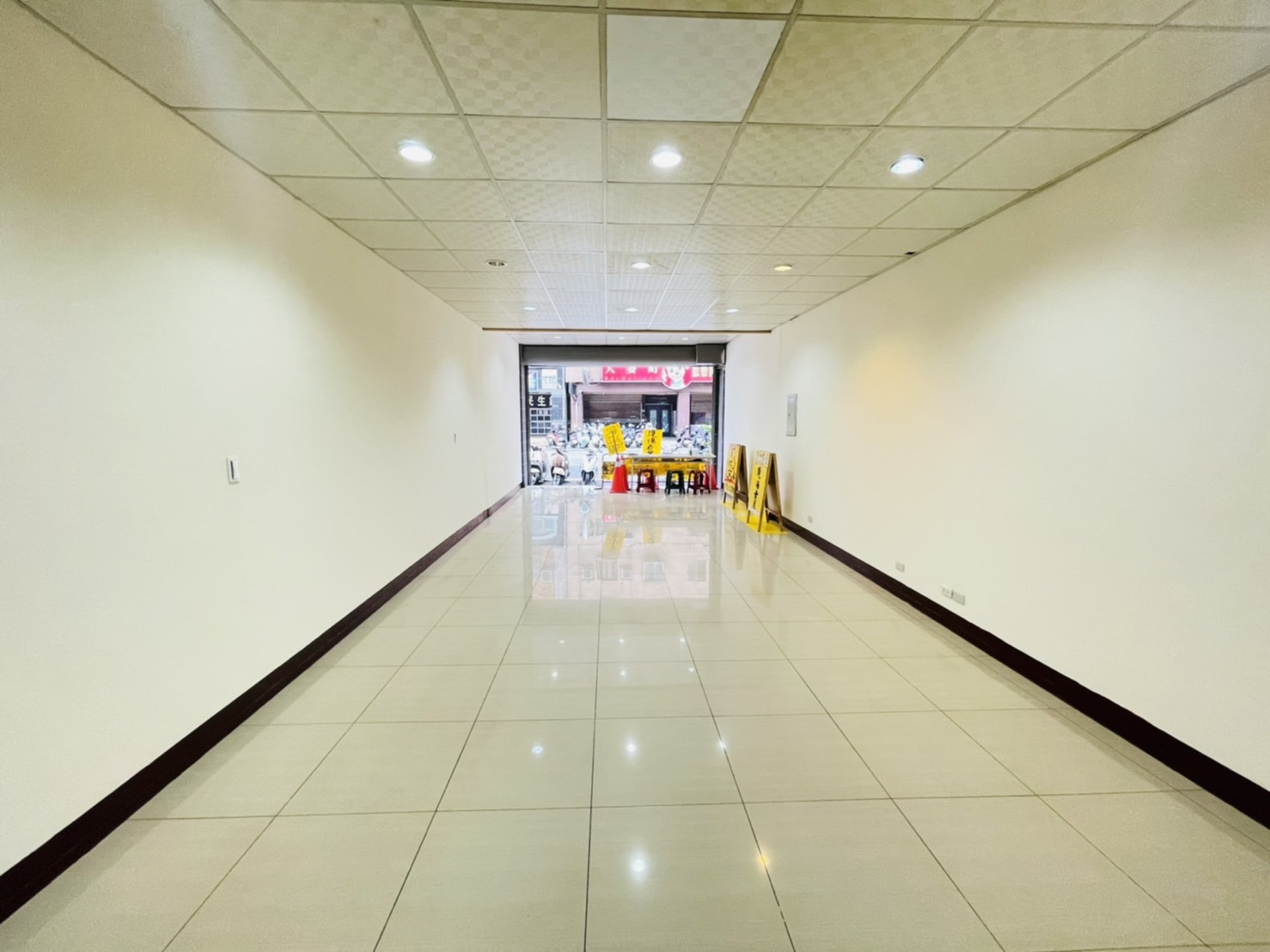 巨城商圈~民生路最熱鬧地段~適百業~稀有金店面