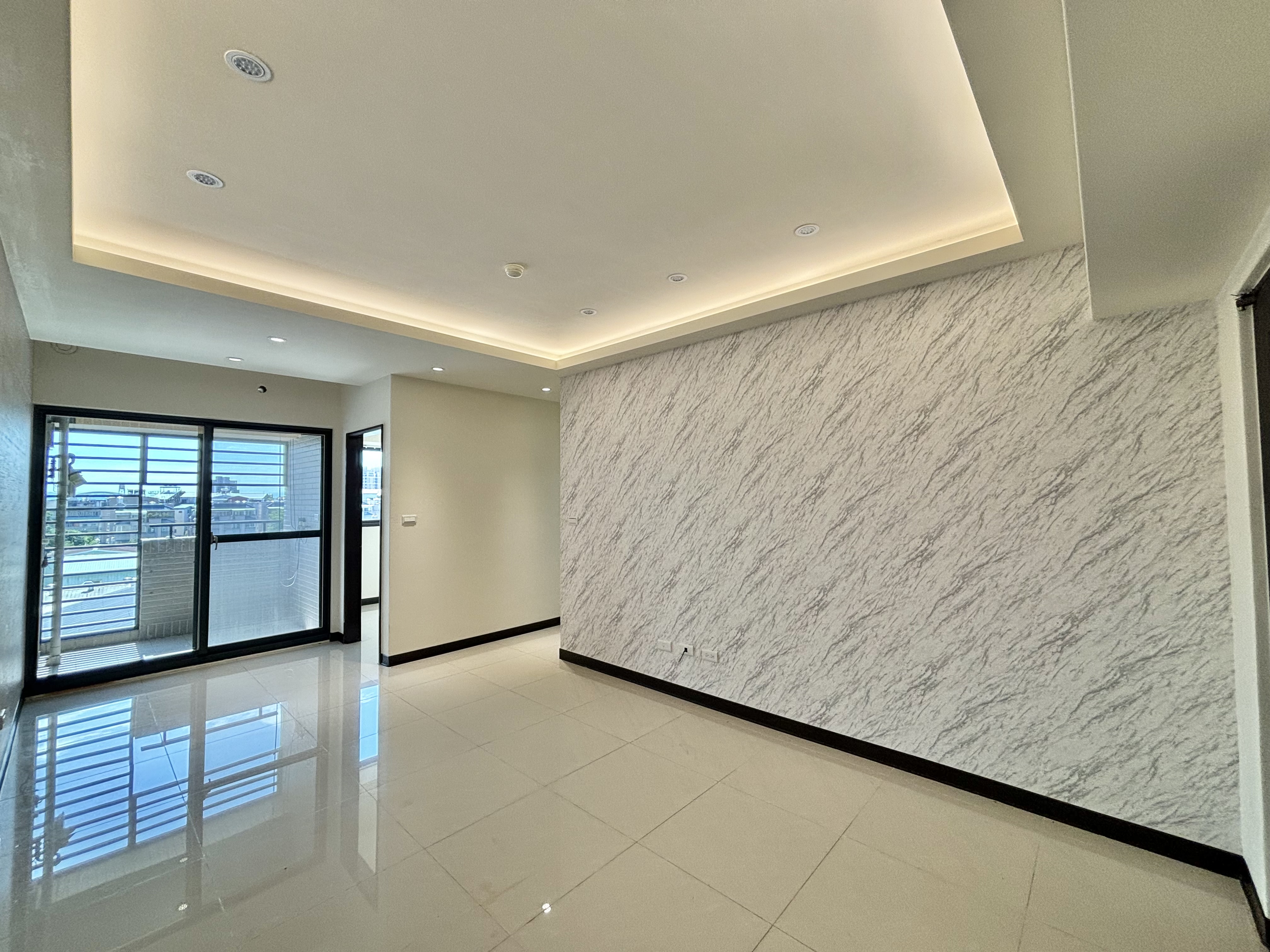 低總價 LaLaport東區11年新屋3房+平車~