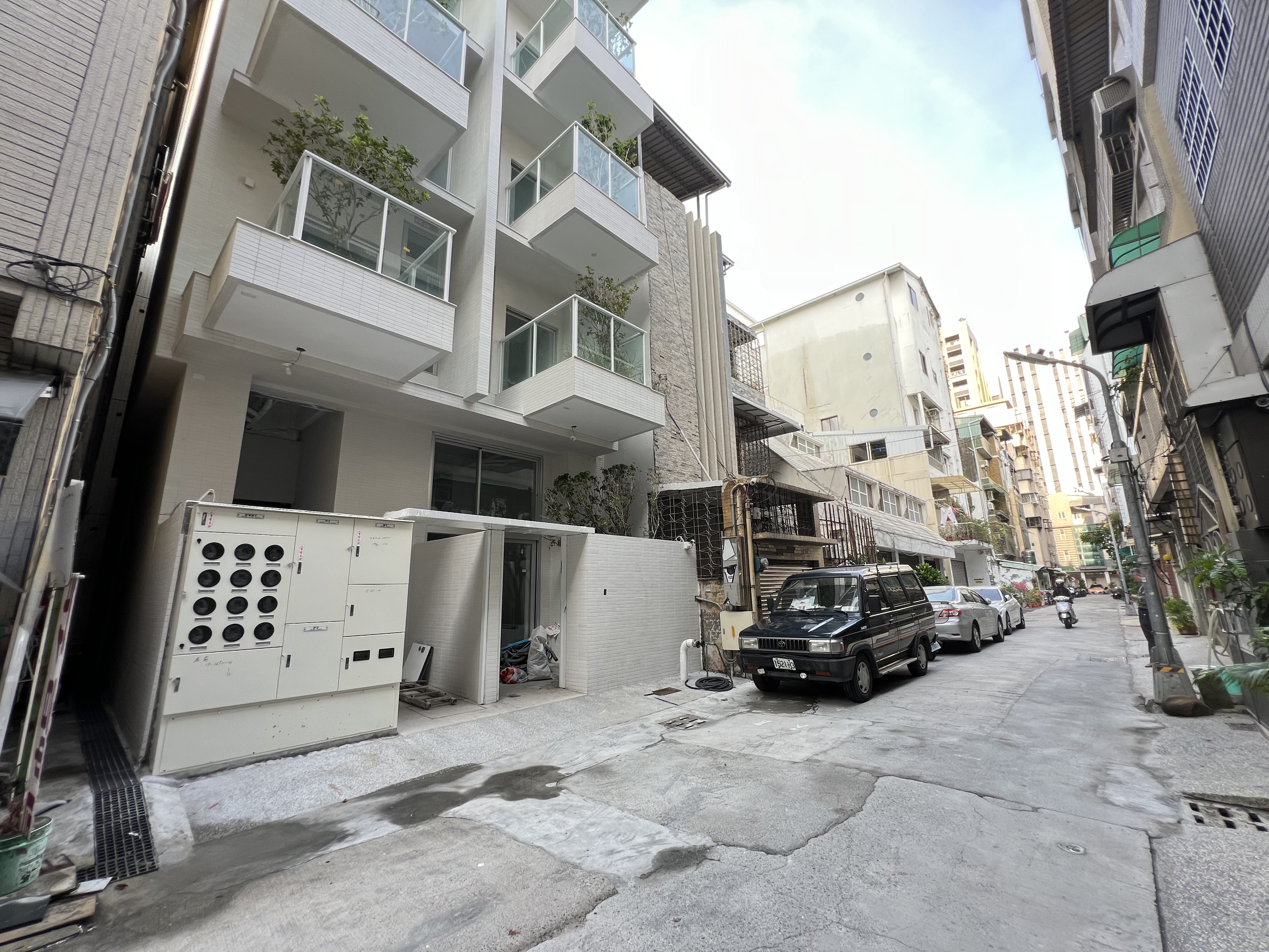 漢神商圈全新挑高電子商務實體店面(1FS)