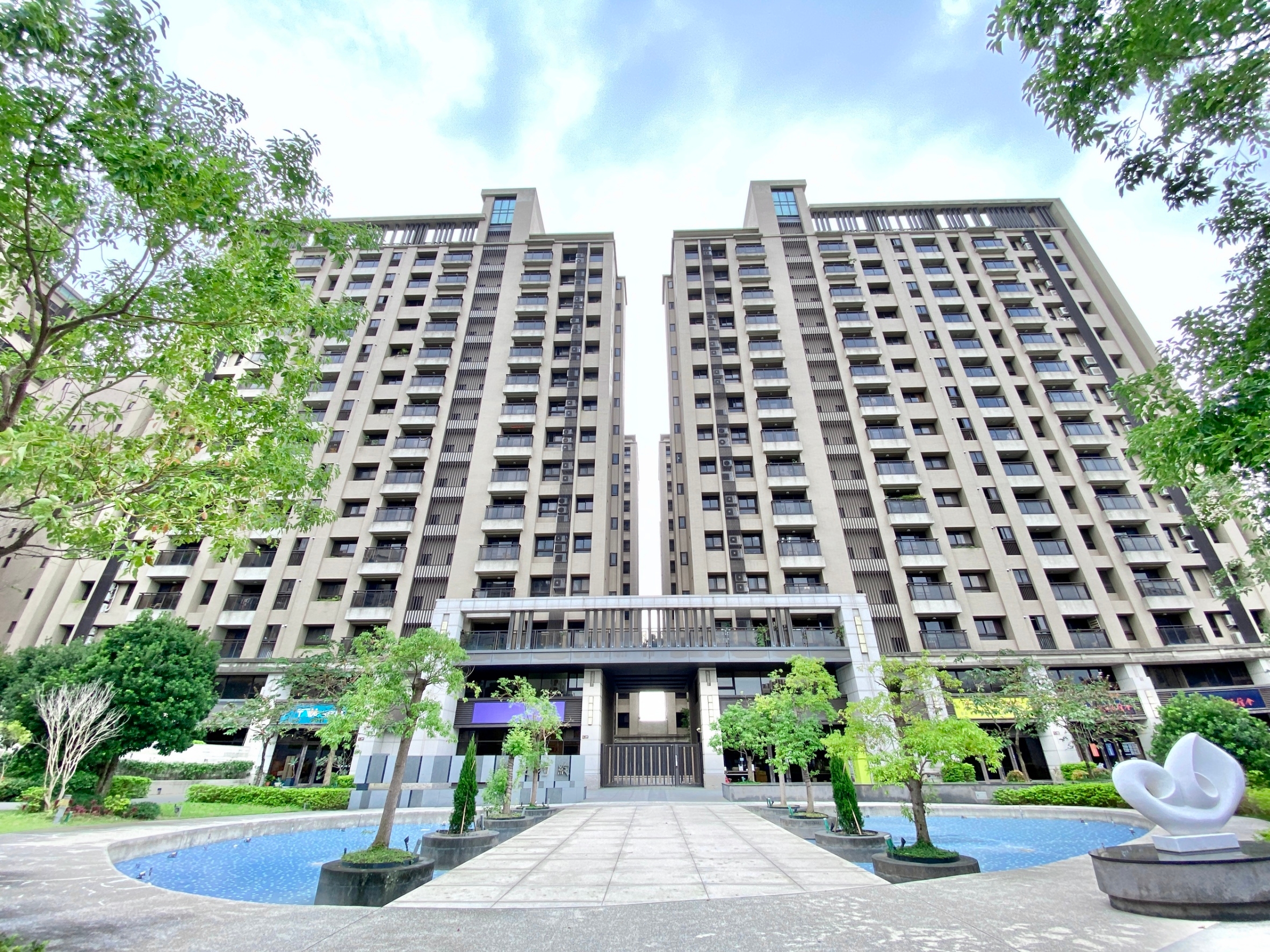 獨家~高鐵特區輕屋齡雙陽台大2房平車樹梢戶