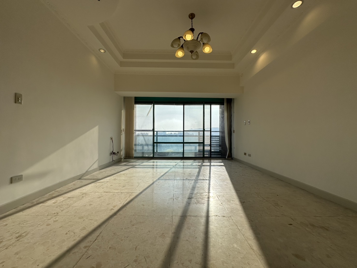 巨蛋高樓層蓮池潭校園景觀宅3+1房平車