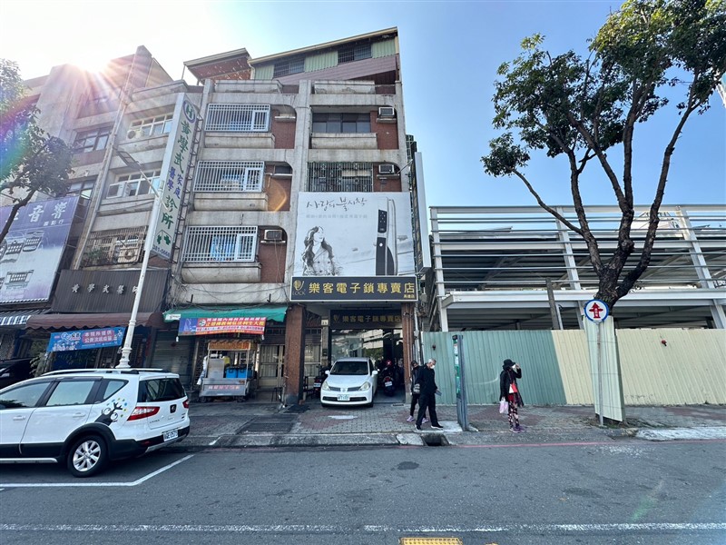 ✨醒目金透店✨28坪大地坪✨面26米路✨屋主狠想賣