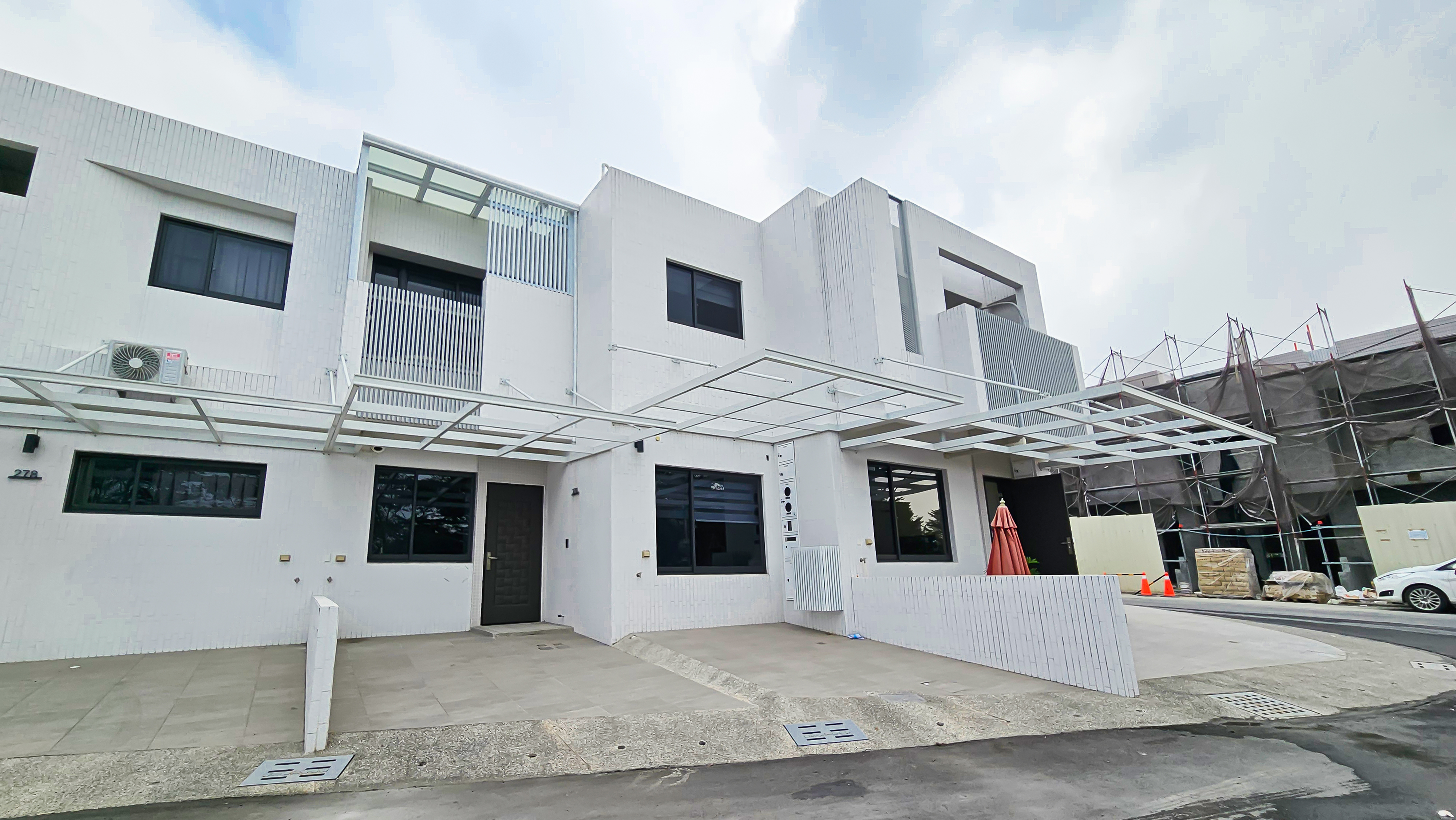 【吳虹誼】大坪頂✭新市鎮✭全新裝潢臨路透天輕別墅