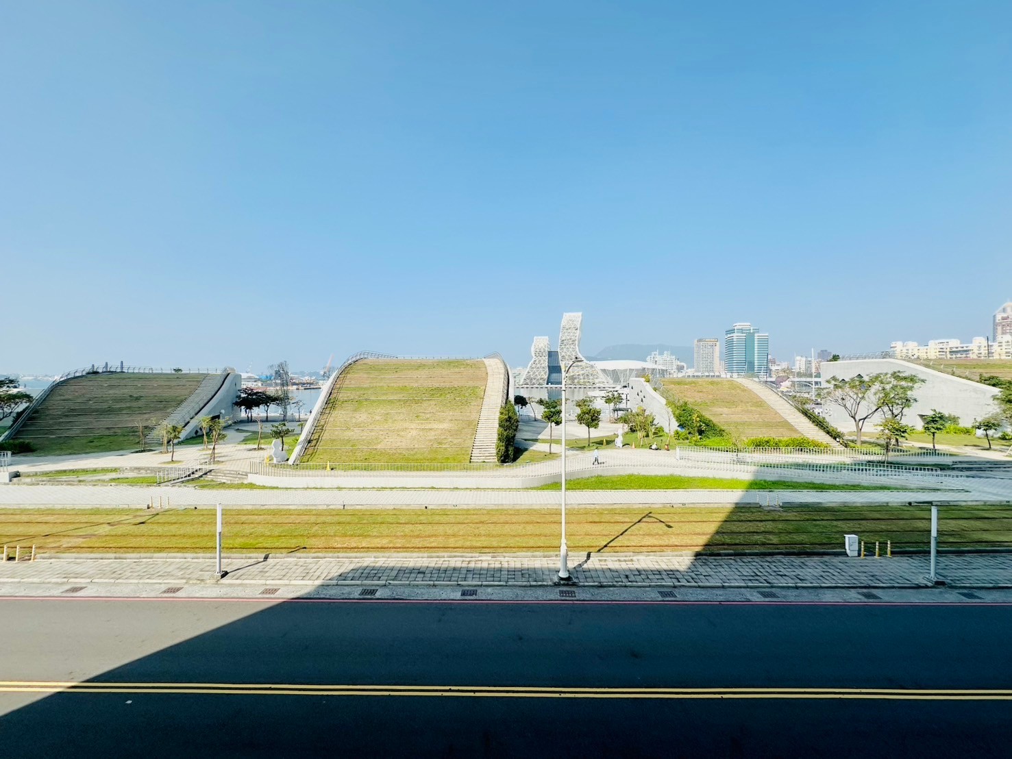 亞灣光榮碼頭｜海景首排4房+平車｜對面即輕軌