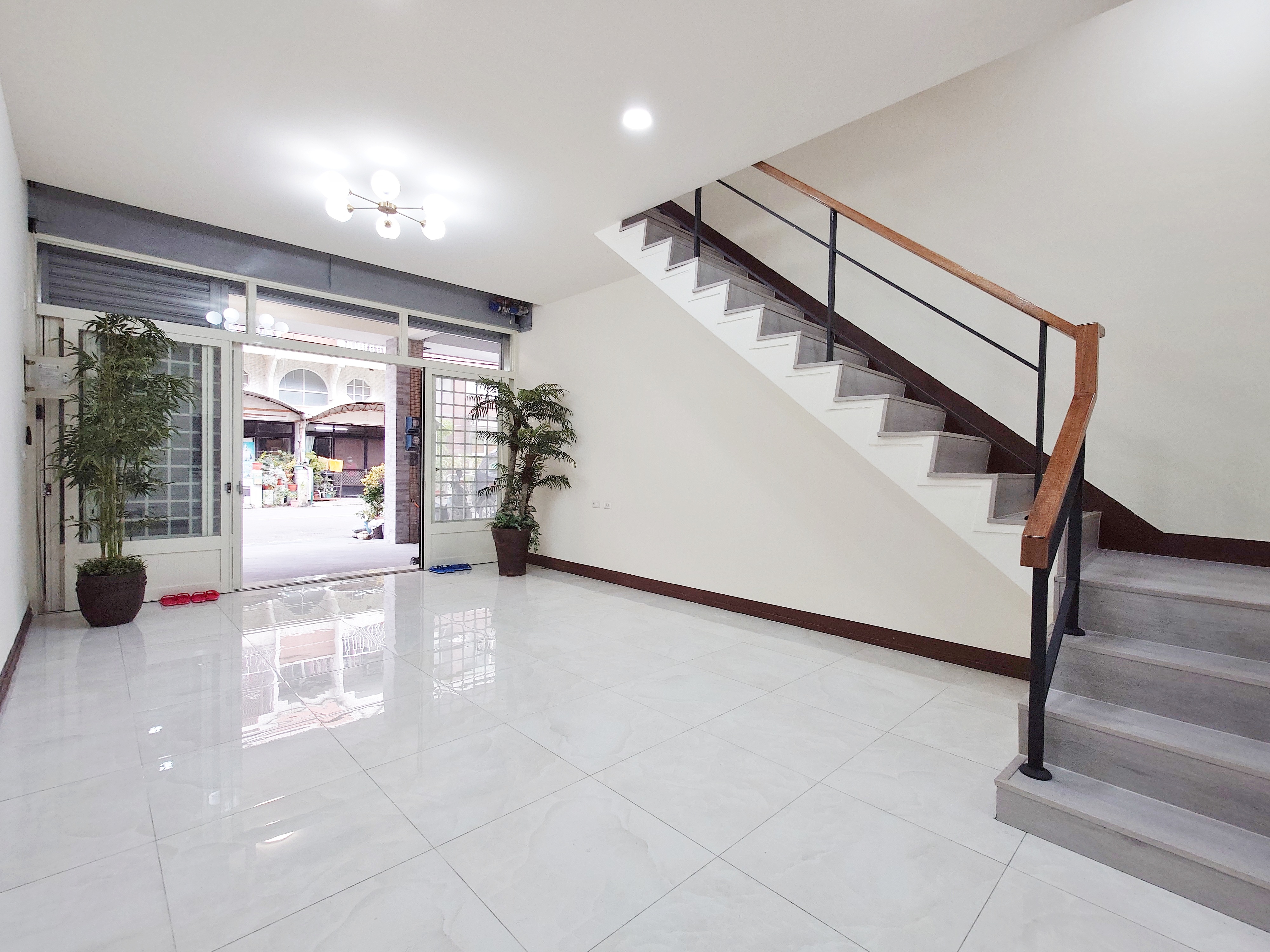 崇德商圈全新裝潢透天	