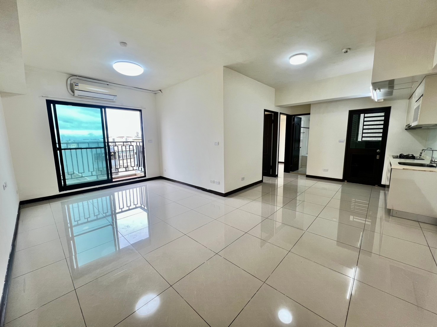 “捲捲媽咪”龍安2房車~前後陽台衛浴開窗