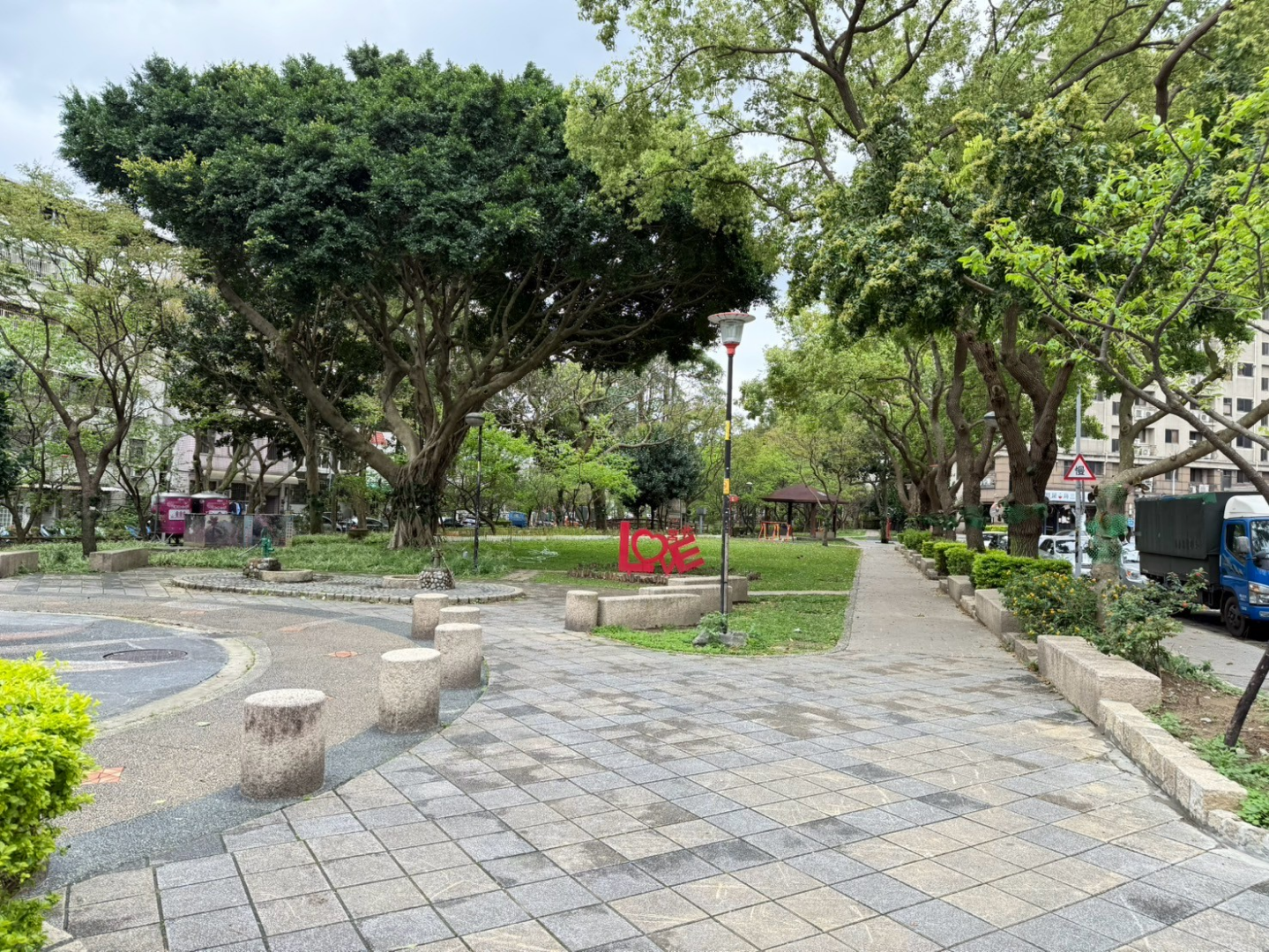 超級優的地段信義國小體育園區旁面寬七米透天