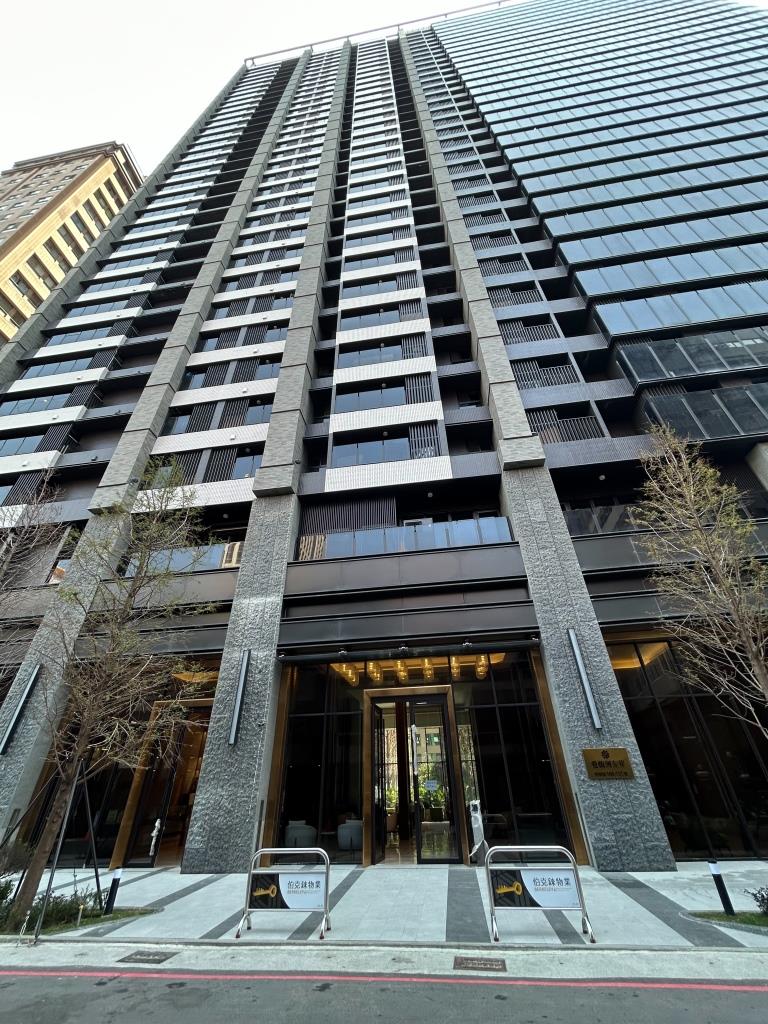 光榮碼頭商圈愛情河左岸，雄女繁華中心7