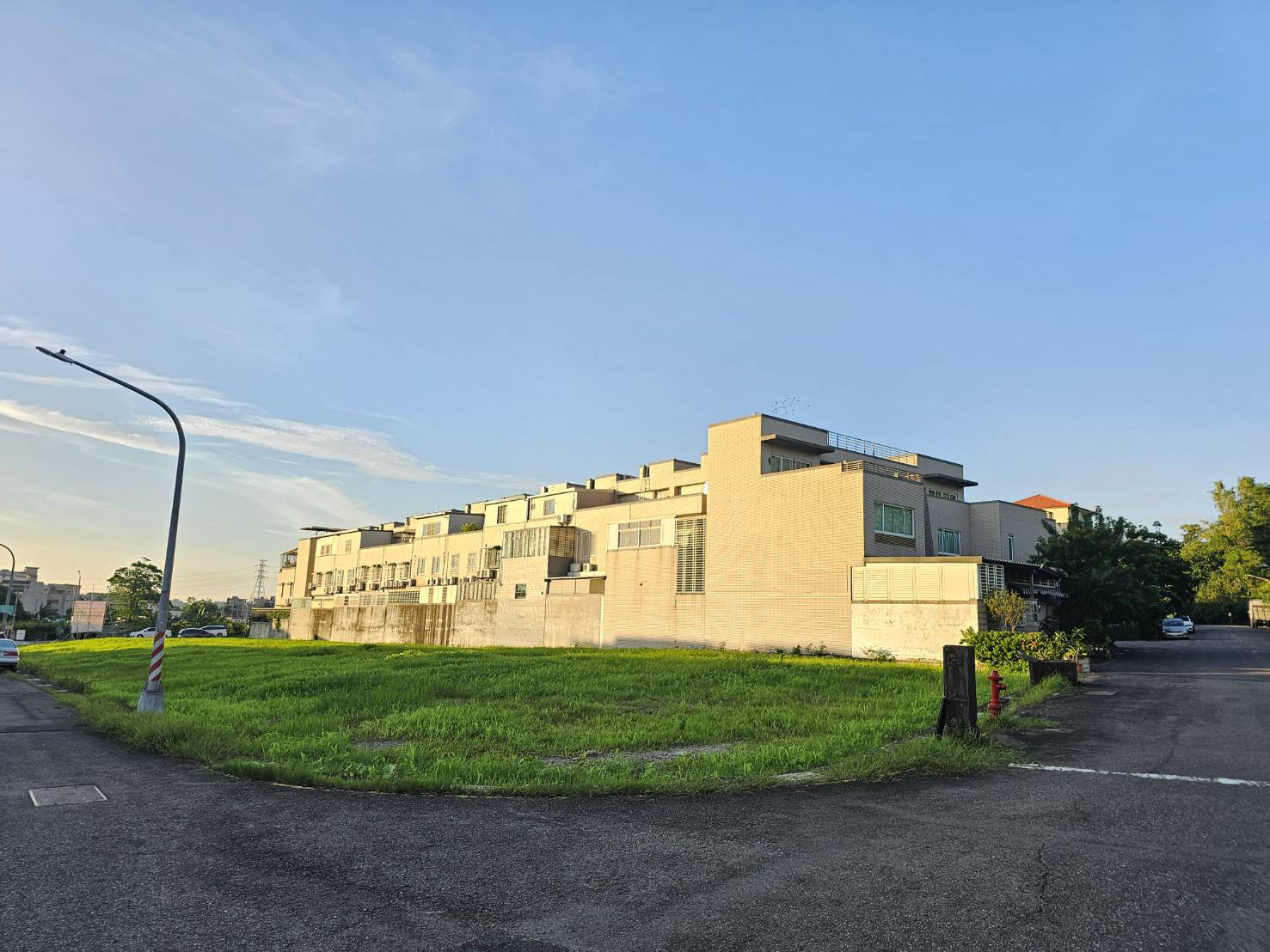小港鳳山水庫旁三面臨路大面寬建地