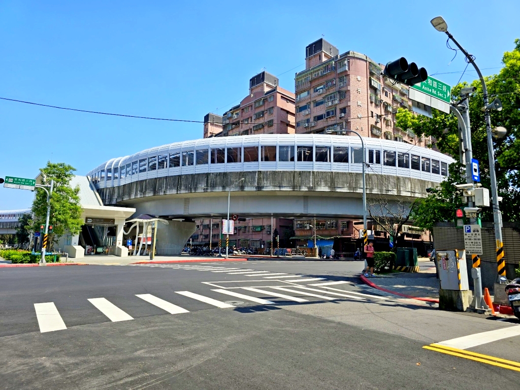 新店輕軌寬敞連鎖三角金店面⭕群義陳志旻